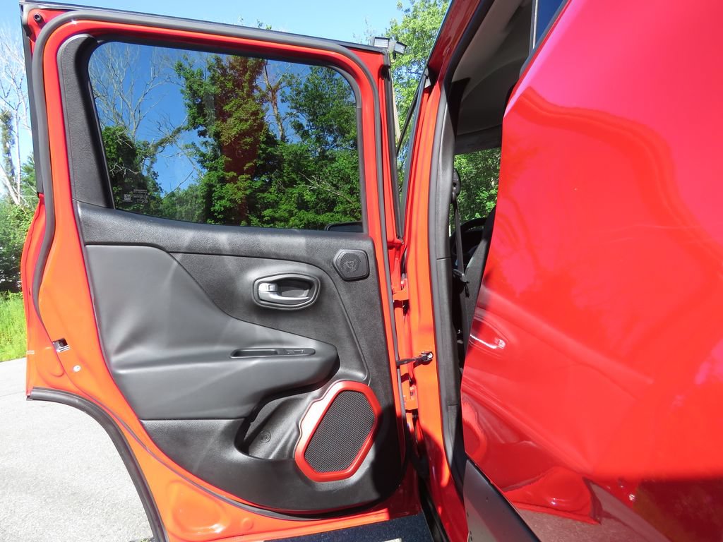 Used 2015 Jeep Renegade Trailhawk w/ Popular Equipment Group AWD/4WD image 18