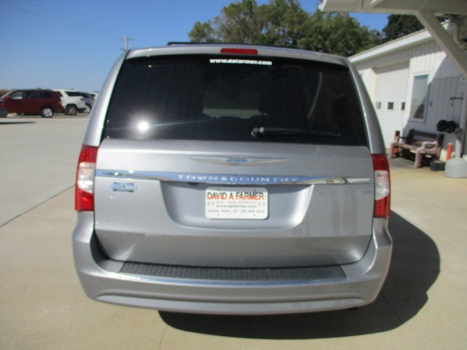 Used 2015 Chrysler Town & Country Touring FWD image 13