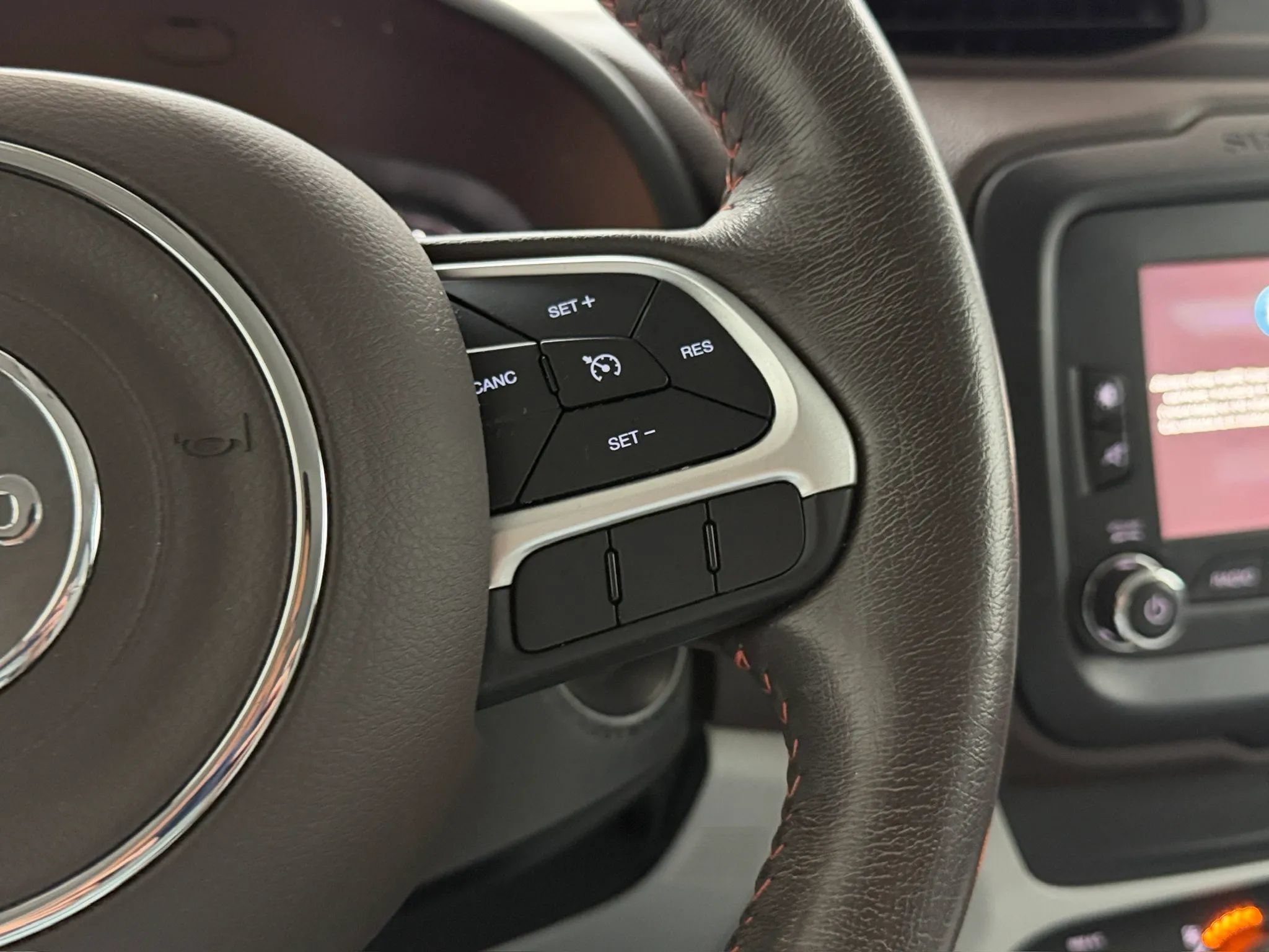 Used 2017 Jeep Renegade Latitude FWD image 69