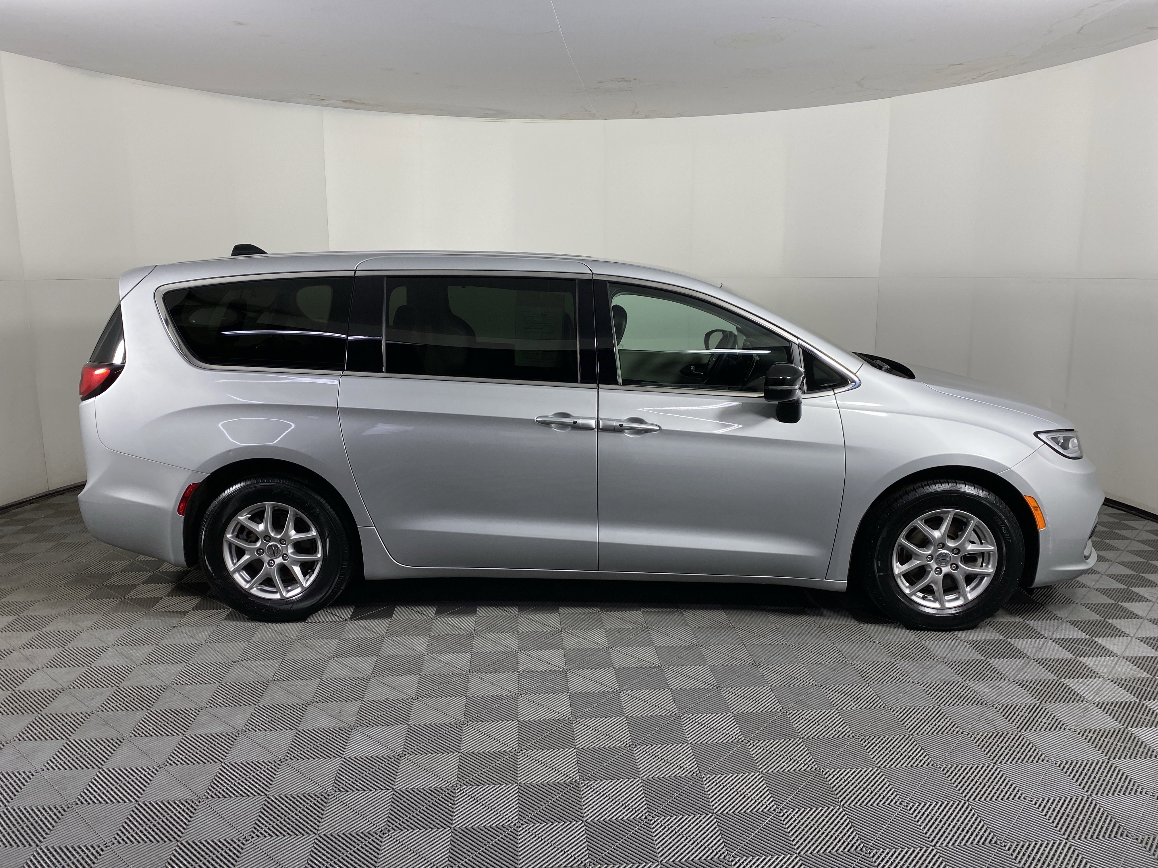 Used 2024 Chrysler Pacifica Touring-L image 6