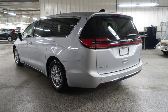 Used 2024 Chrysler Pacifica Touring-L FWD image 5