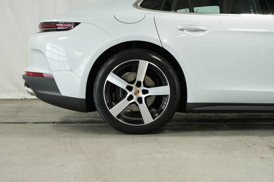 Used 2025 Porsche Panamera 4 AWD/4WD image 40