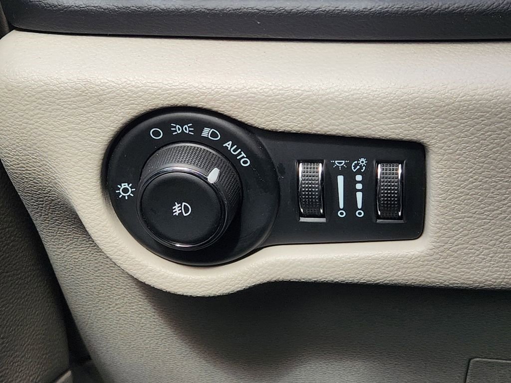 Used 2024 Chrysler Pacifica Touring-L image 22