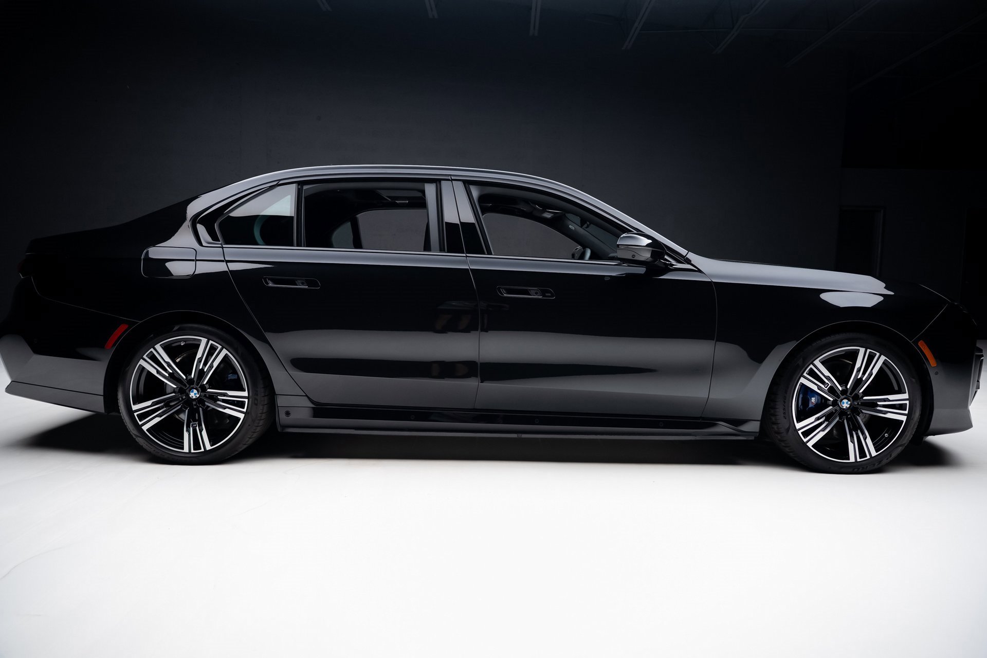 Used 2023 BMW i7 xDrive60 w/ Executive Package 2 image 34