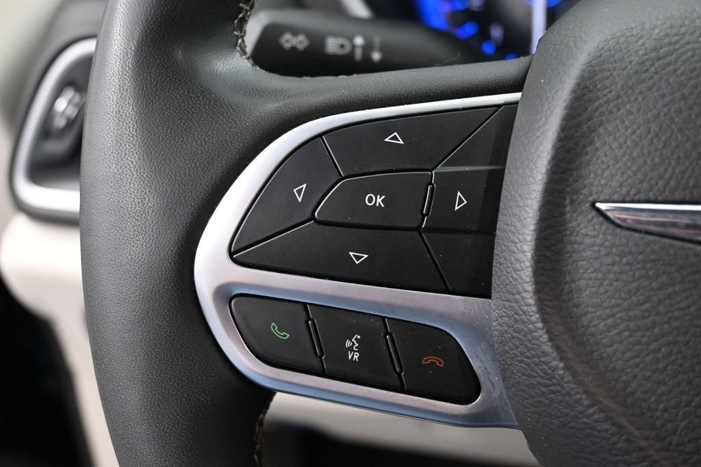 Used 2024 Chrysler Pacifica Touring-L FWD image 32