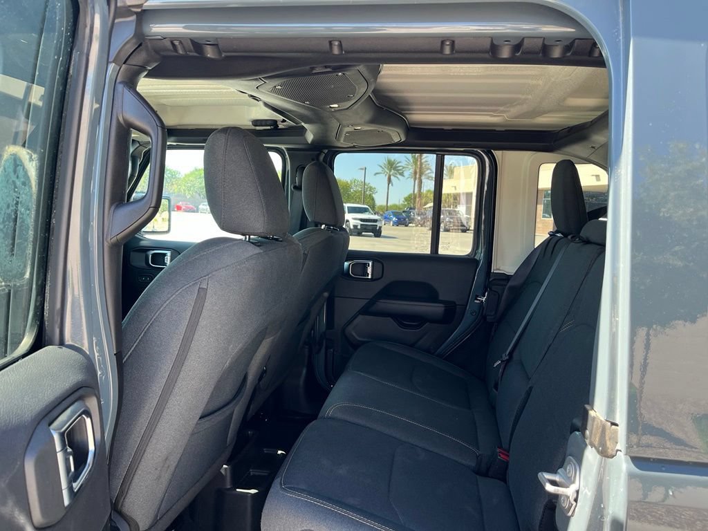 Used 2025 Jeep Wrangler Unlimited Sahara w/ Safety Group AWD/4WD image 16