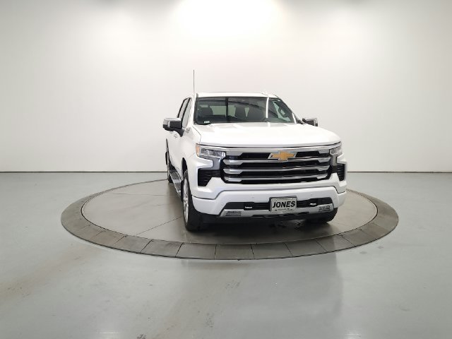 Used 2024 Chevrolet Silverado 1500 High Country w/ High Country Premium Package AWD/4WD image 3