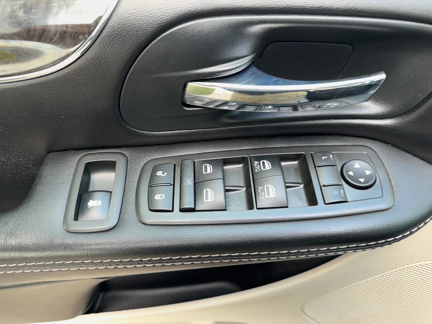 Used 2014 Chrysler Town & Country Touring-L w/ Driver Convenience Group FWD image 15