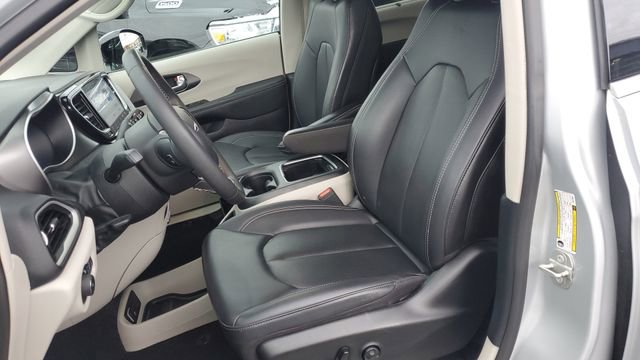 Certified 2024 Chrysler Pacifica Touring-L image 20