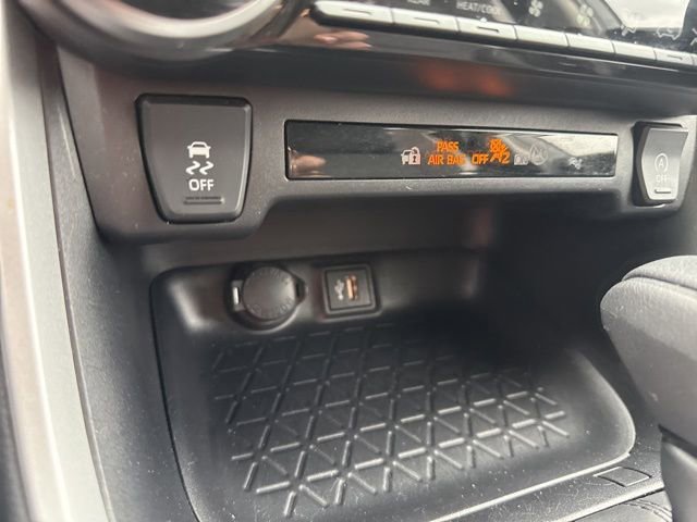 Used 2025 Toyota RAV4 XLE AWD/4WD image 17