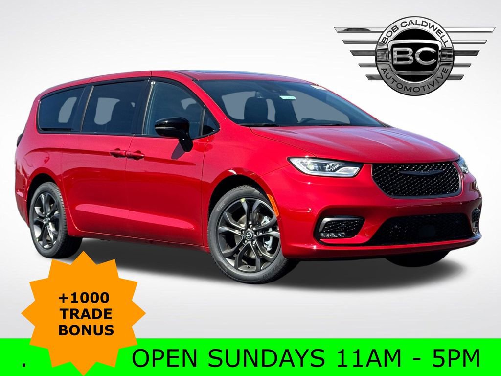 New 2026 Chrysler Pacifica Select image 1