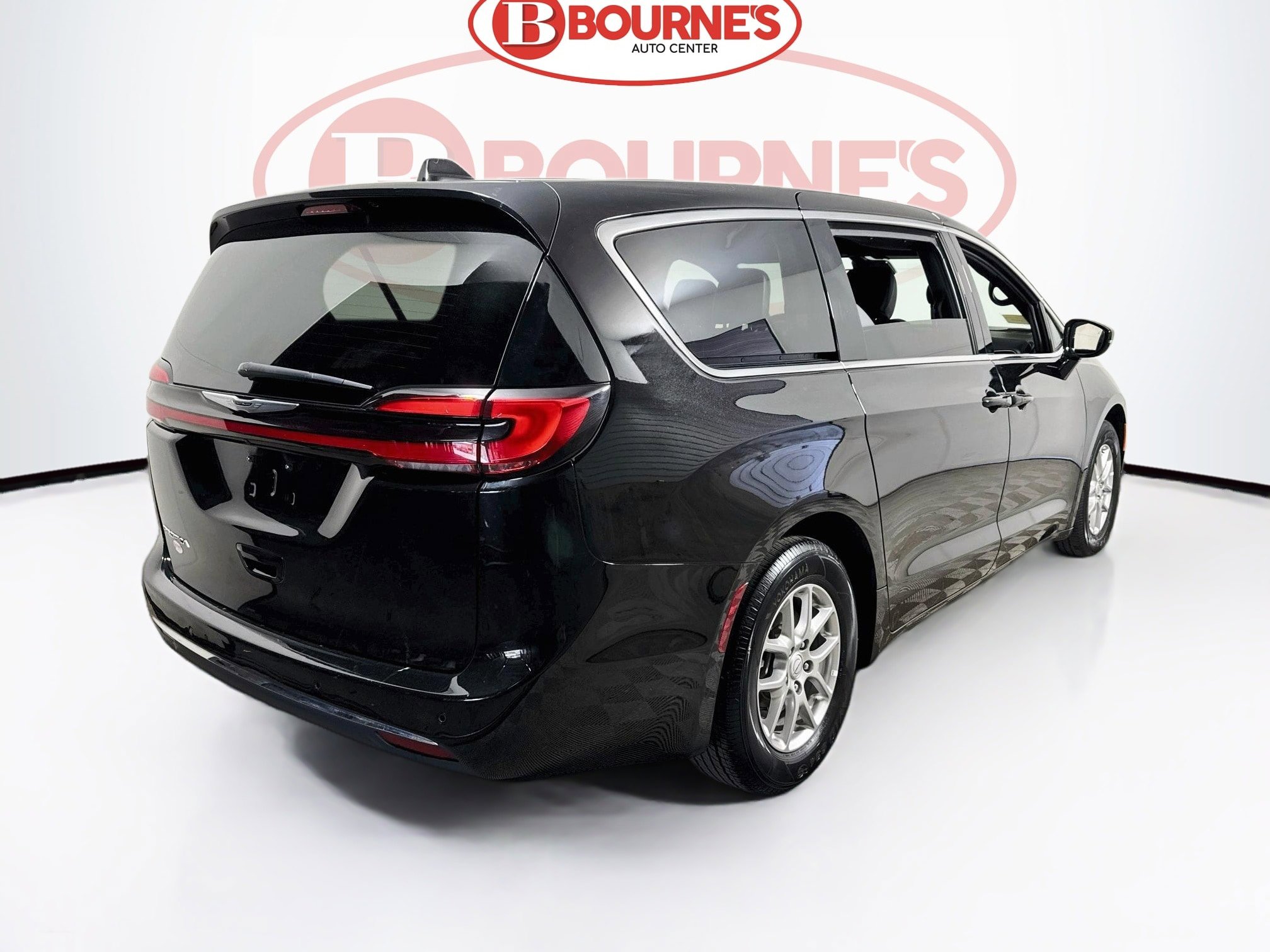 Used 2025 Chrysler Pacifica Select FWD image 9