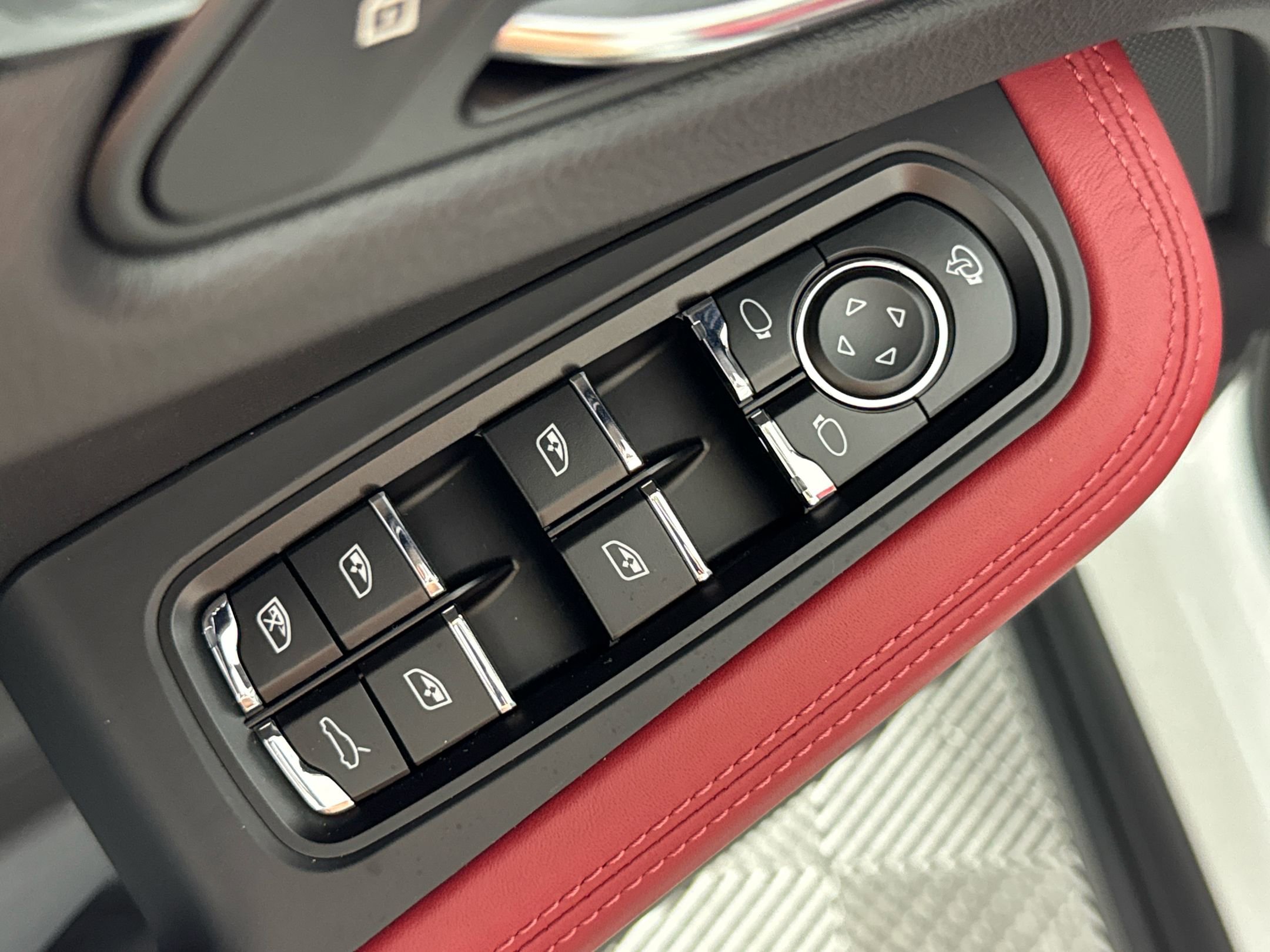 Certified 2026 Porsche Macan image 13