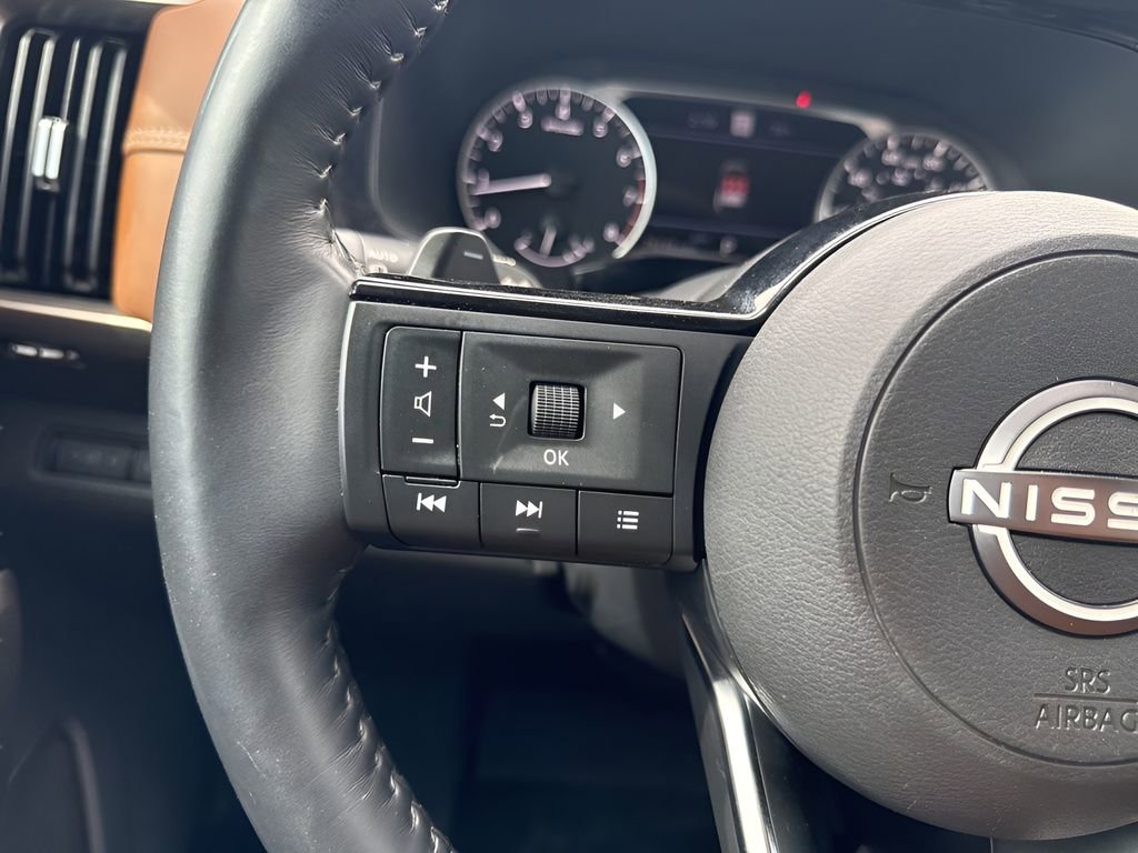 Used 2023 Nissan Pathfinder Platinum w/ Black Appearance Package AWD/4WD image 17