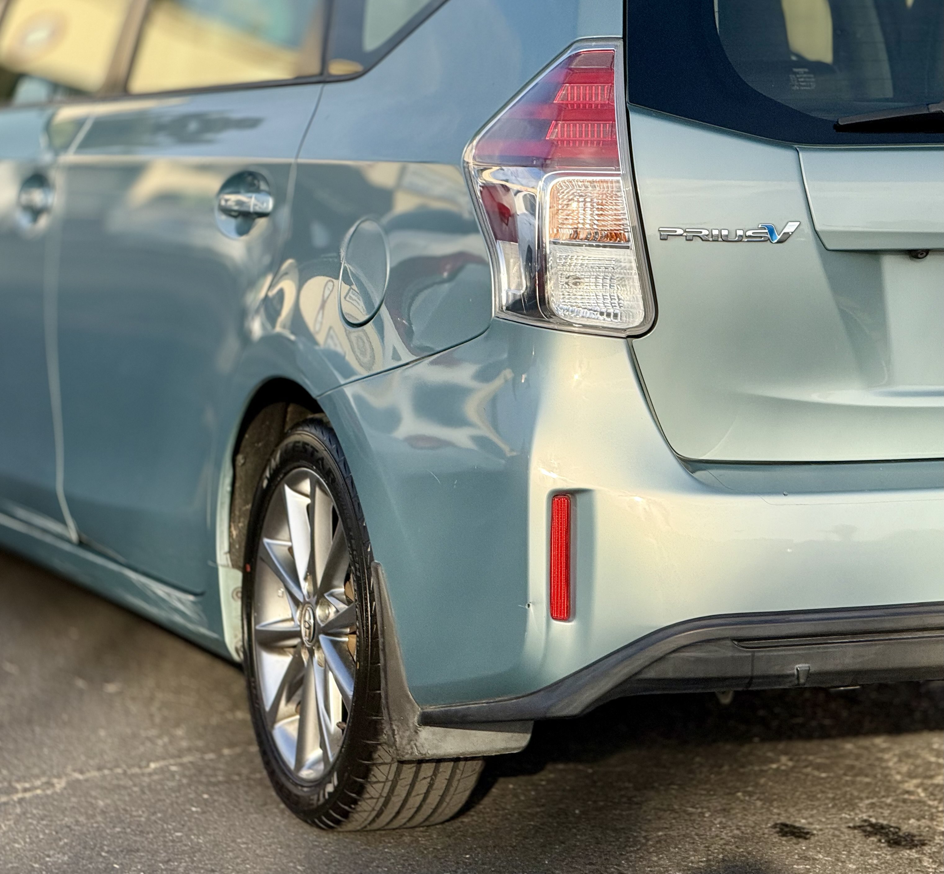Used 2017 Toyota Prius V Five w/ Advanced Technology Package FWD image 9