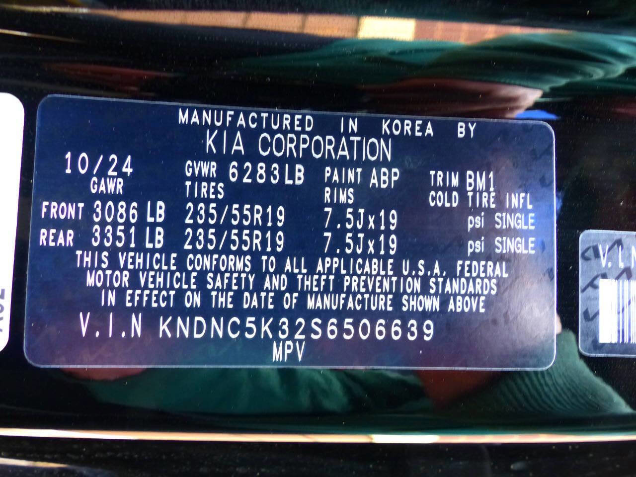 Used 2025 Kia Carnival EX image 24