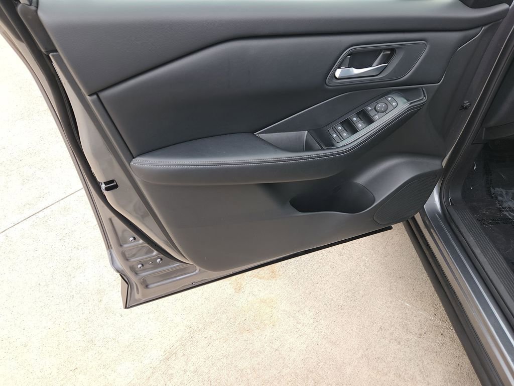 Used 2025 Nissan Rogue SV image 27