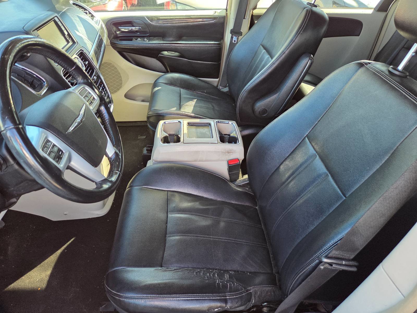 Used 2014 Chrysler Town & Country Touring image 8