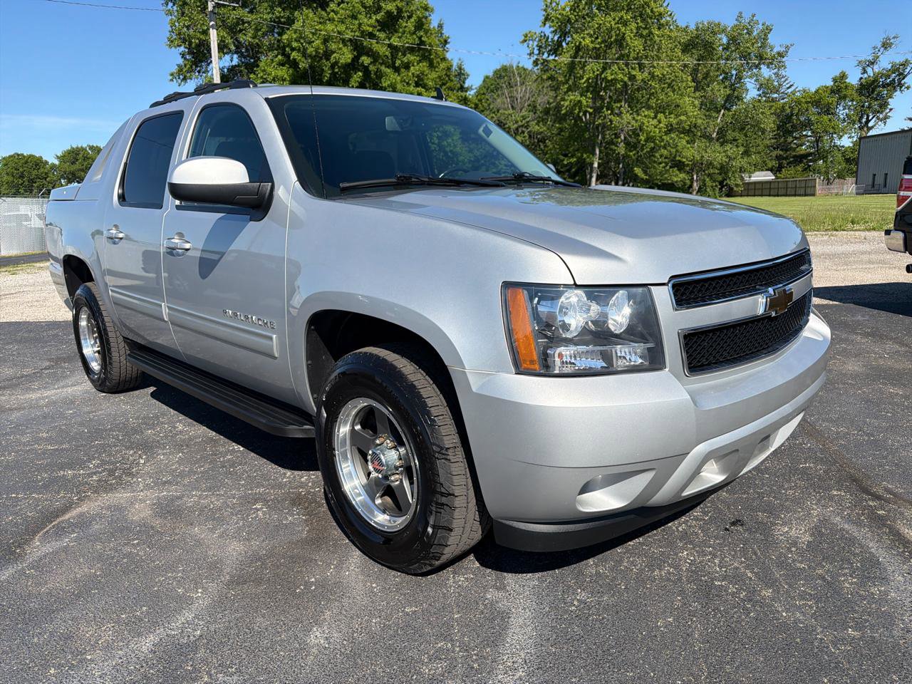 Used 2011 Chevrolet Avalanche LS w/ Convenience Package AWD/4WD image 4