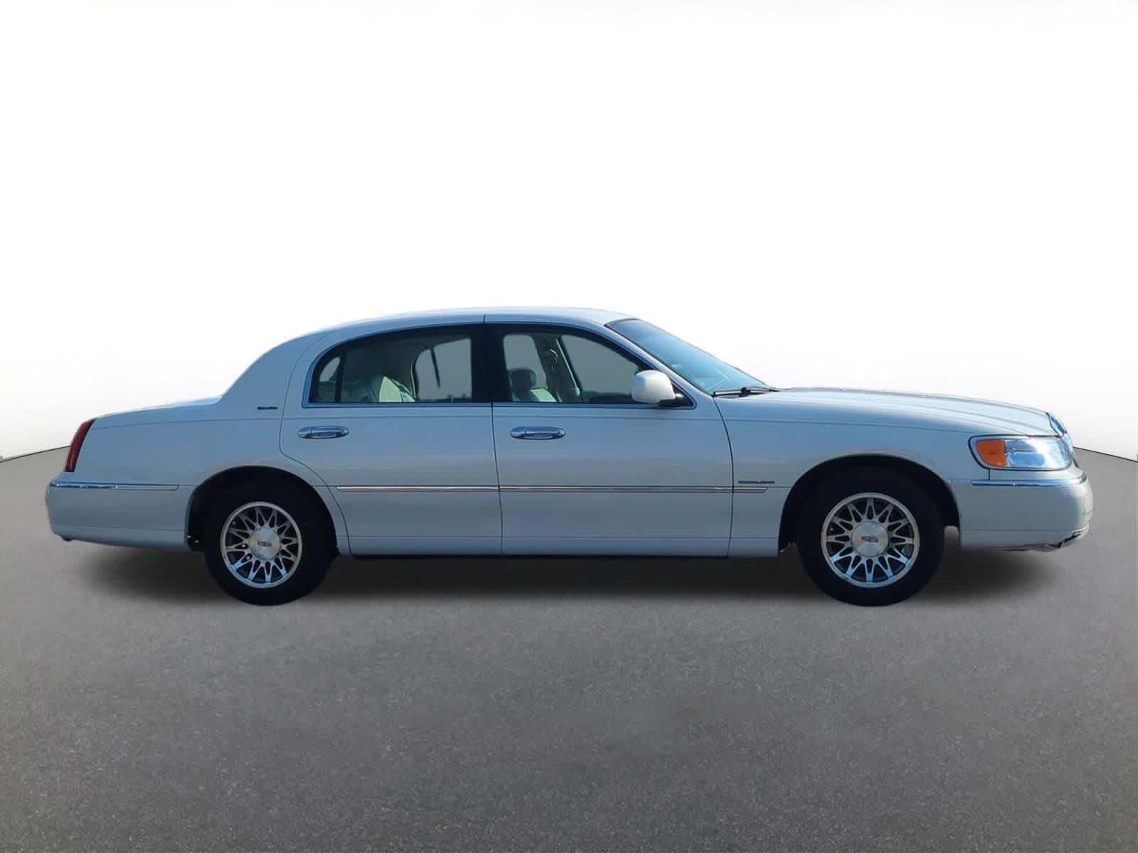 Used 2000 Lincoln Town Car Signature RWD image 7