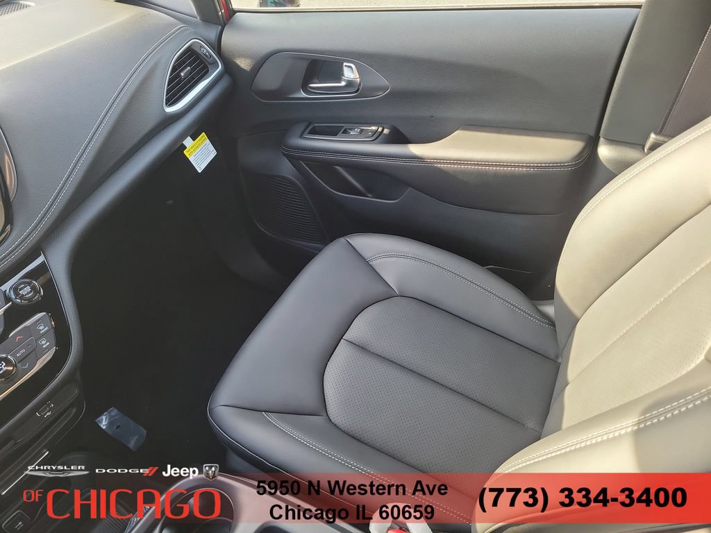 New 2026 Chrysler Pacifica Select AWD/4WD image 16