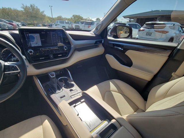 Used 2022 Toyota Highlander Platinum image 3