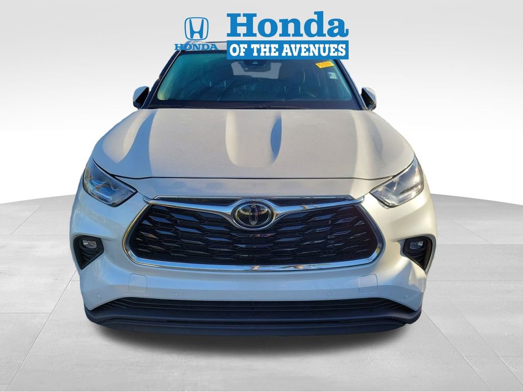 Used 2024 Toyota Highlander Limited FWD image 2