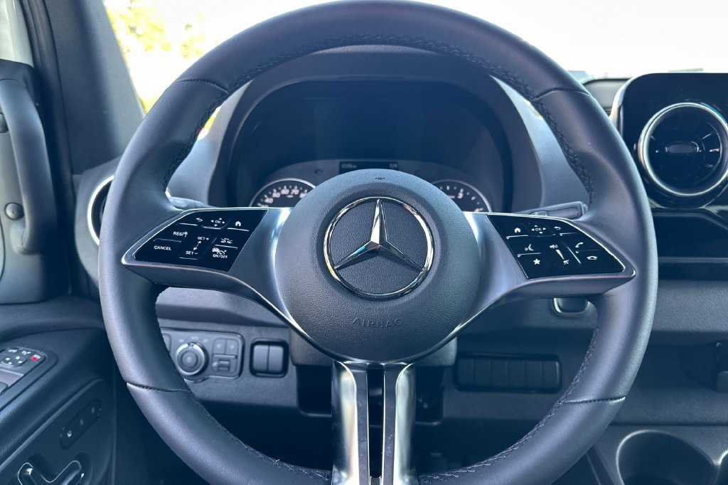 Used 2025 Mercedes-Benz Sprinter 2500 image 25