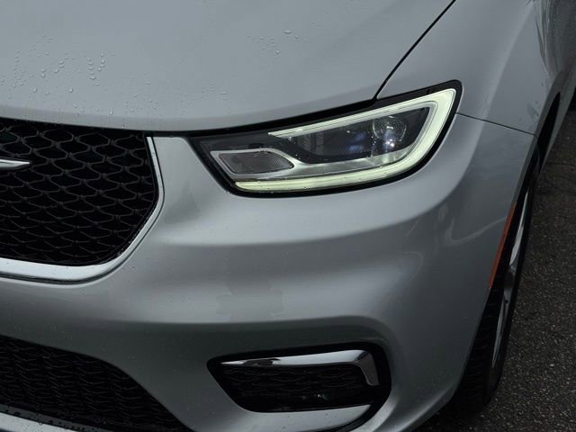 New 2026 Chrysler Pacifica Limited w/ Uconnect Theater Family Group video 2