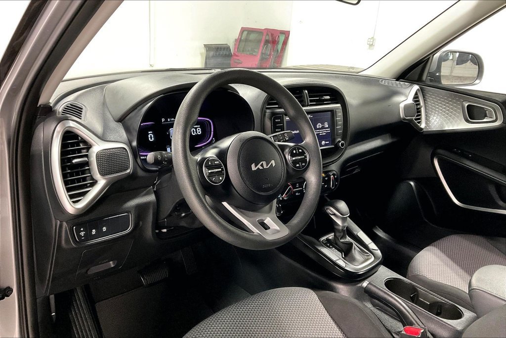 Used 2025 Kia Soul LX w/ LX Technology Package FWD image 16