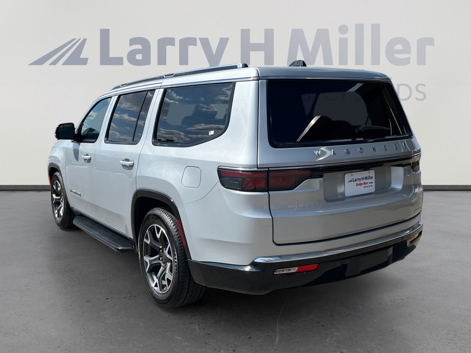 Used 2024 Jeep Wagoneer Series III AWD/4WD image 3