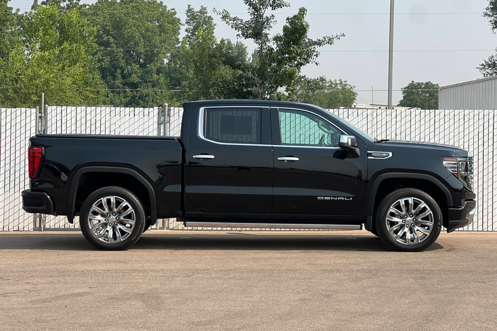 Used 2025 GMC Sierra 1500 Denali w/ Denali Reserve Package AWD/4WD image 3
