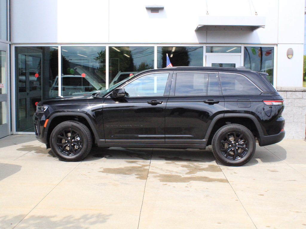 Used 2026 Jeep Grand Cherokee Altitude AWD/4WD image 5