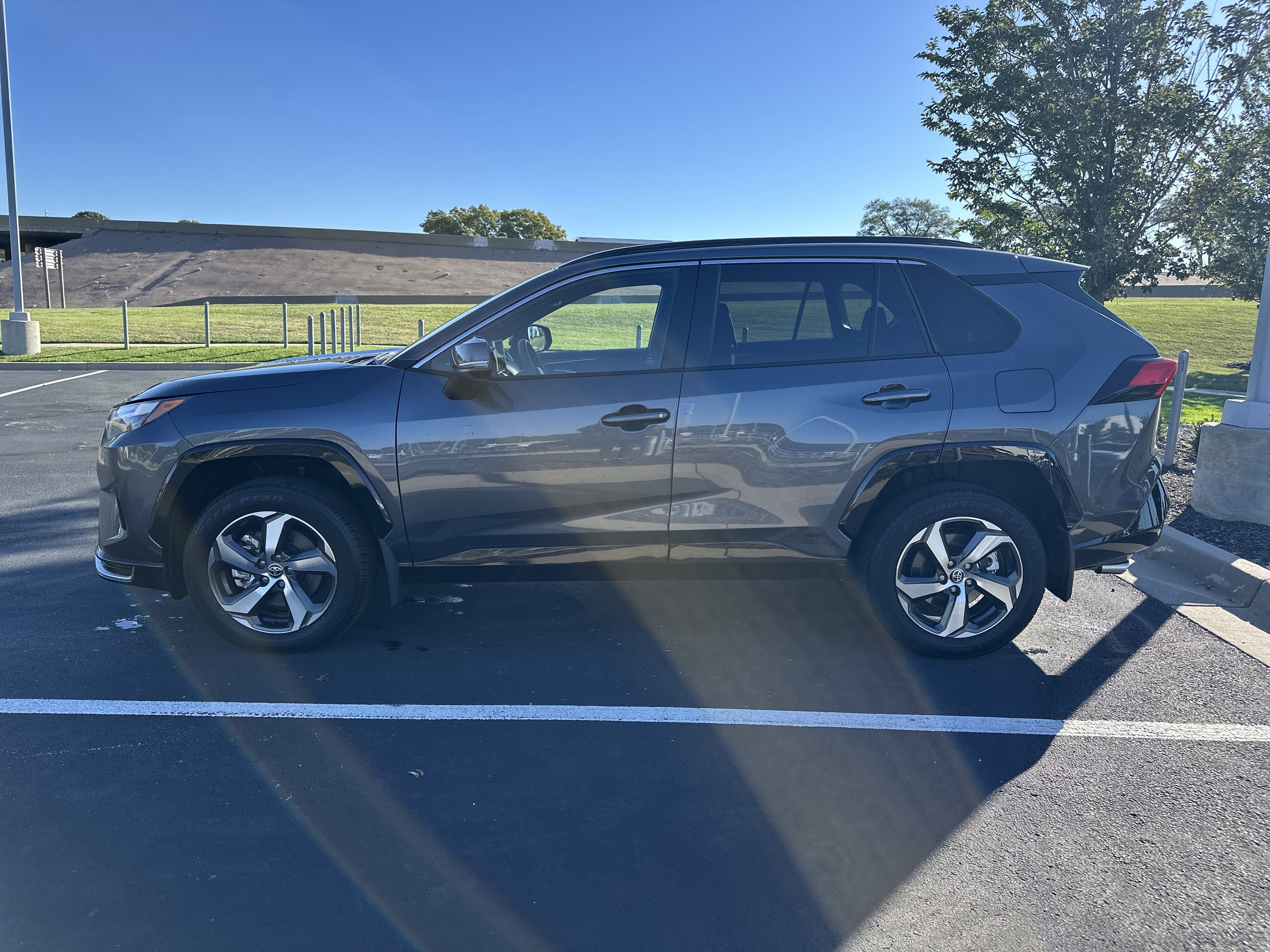 Used 2025 Toyota RAV4 SE image 7