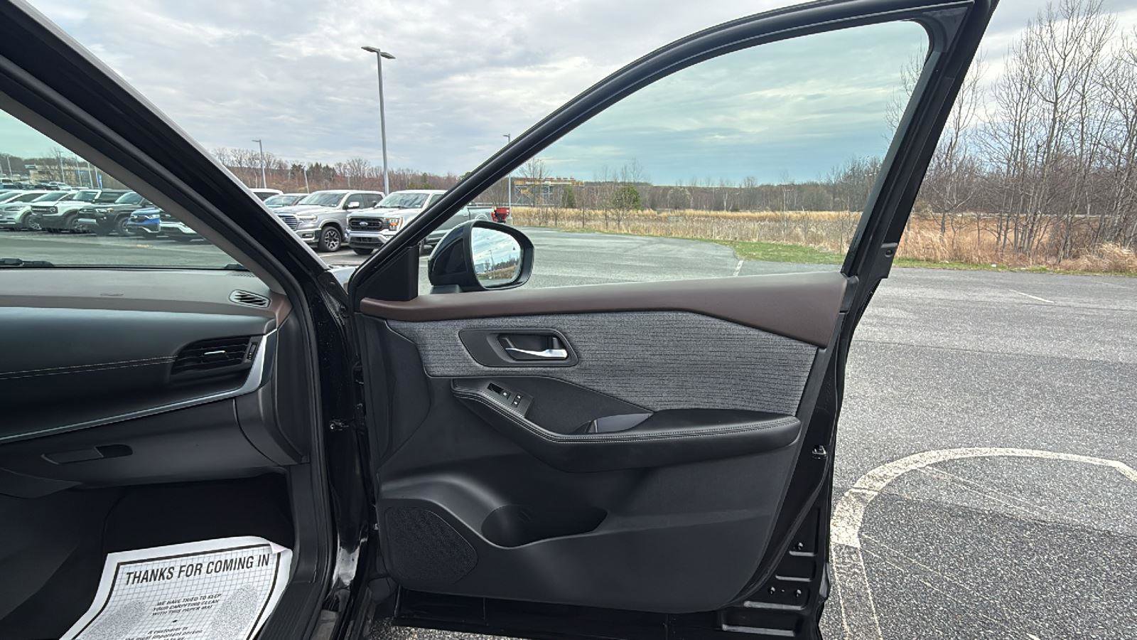 Used 2023 Nissan Rogue SV image 16