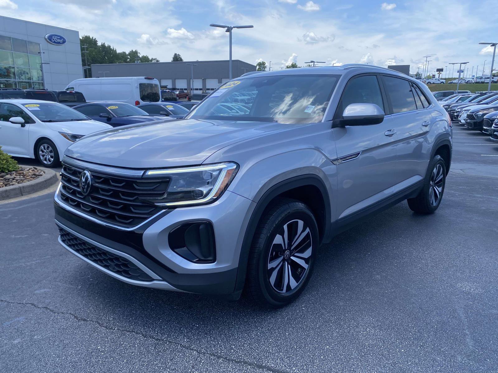 Used 2024 Volkswagen Atlas Cross Sport SE FWD image 3