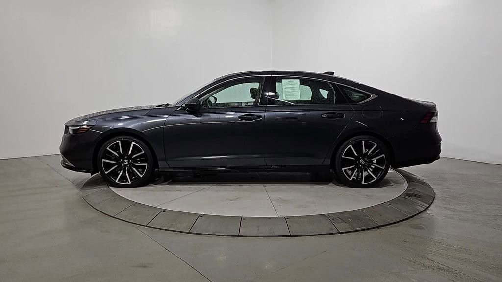 Used 2023 Honda Accord Touring image 2