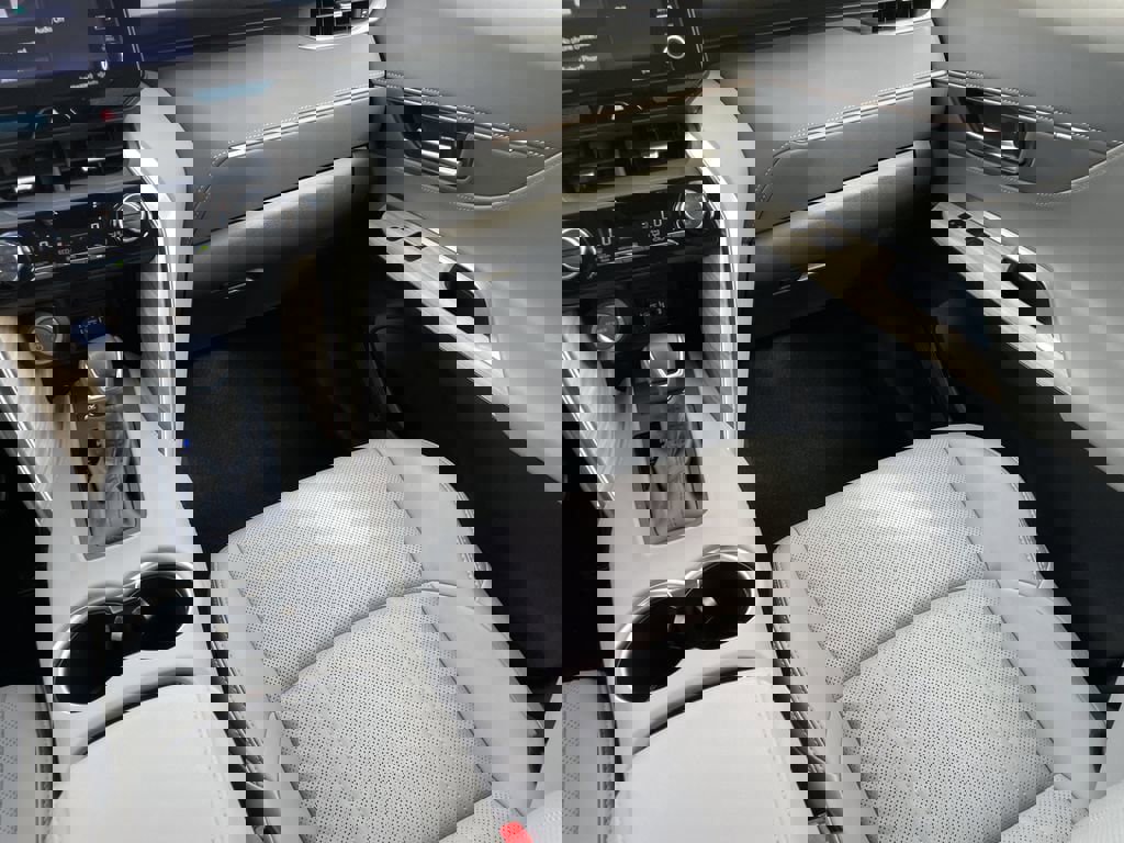 Used 2021 Toyota Venza XLE w/ Softex Package image 16