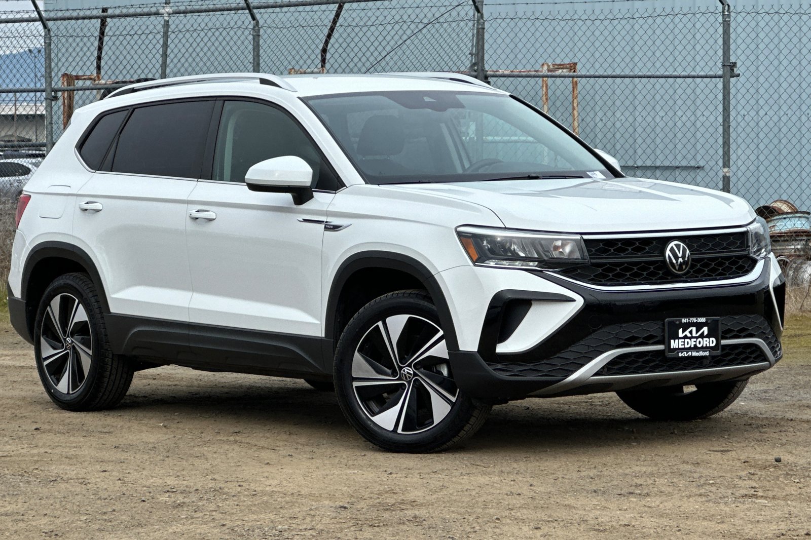 Used 2024 Volkswagen Taos SE image 2