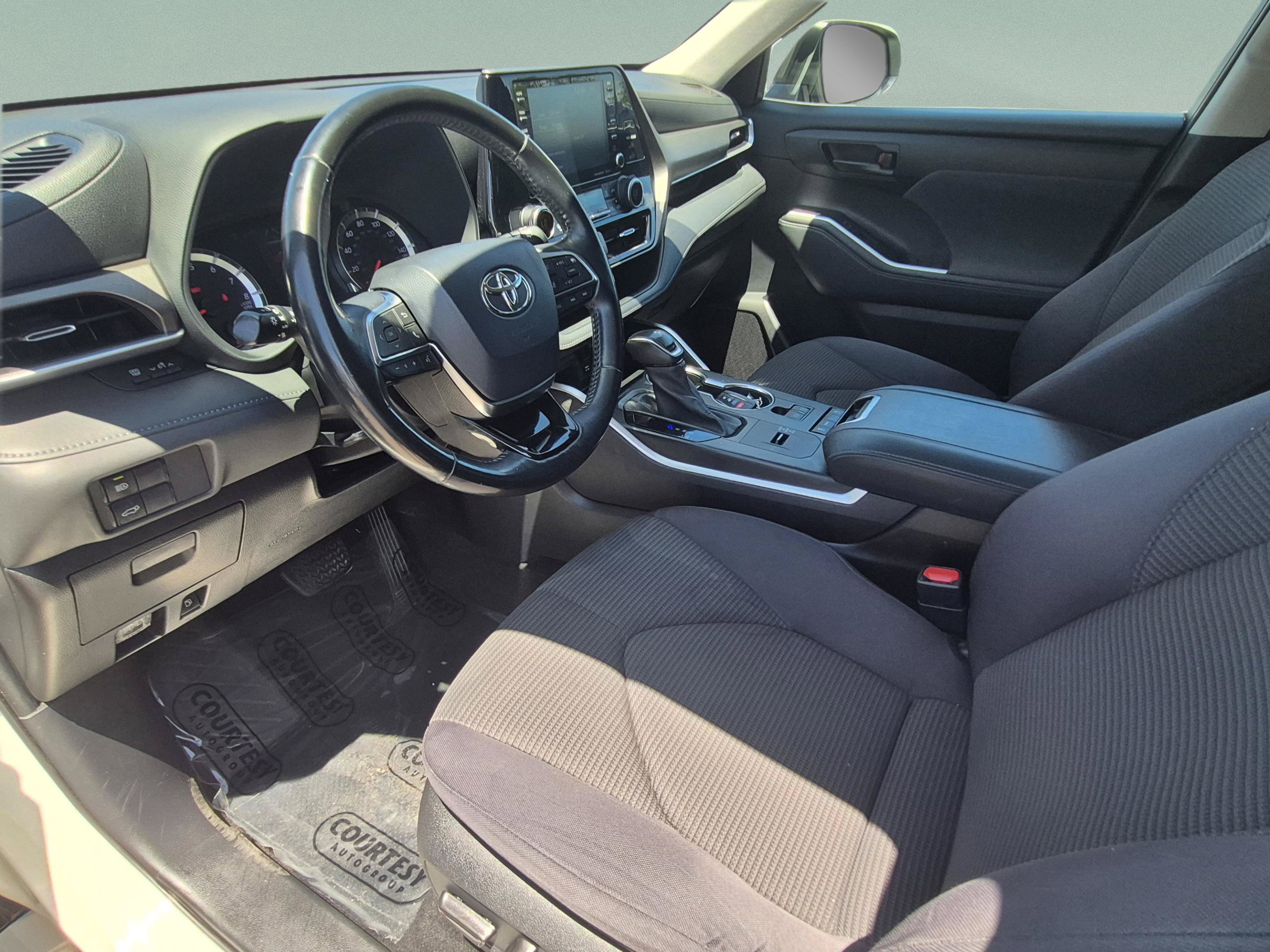 Used 2021 Toyota Highlander LE FWD image 19