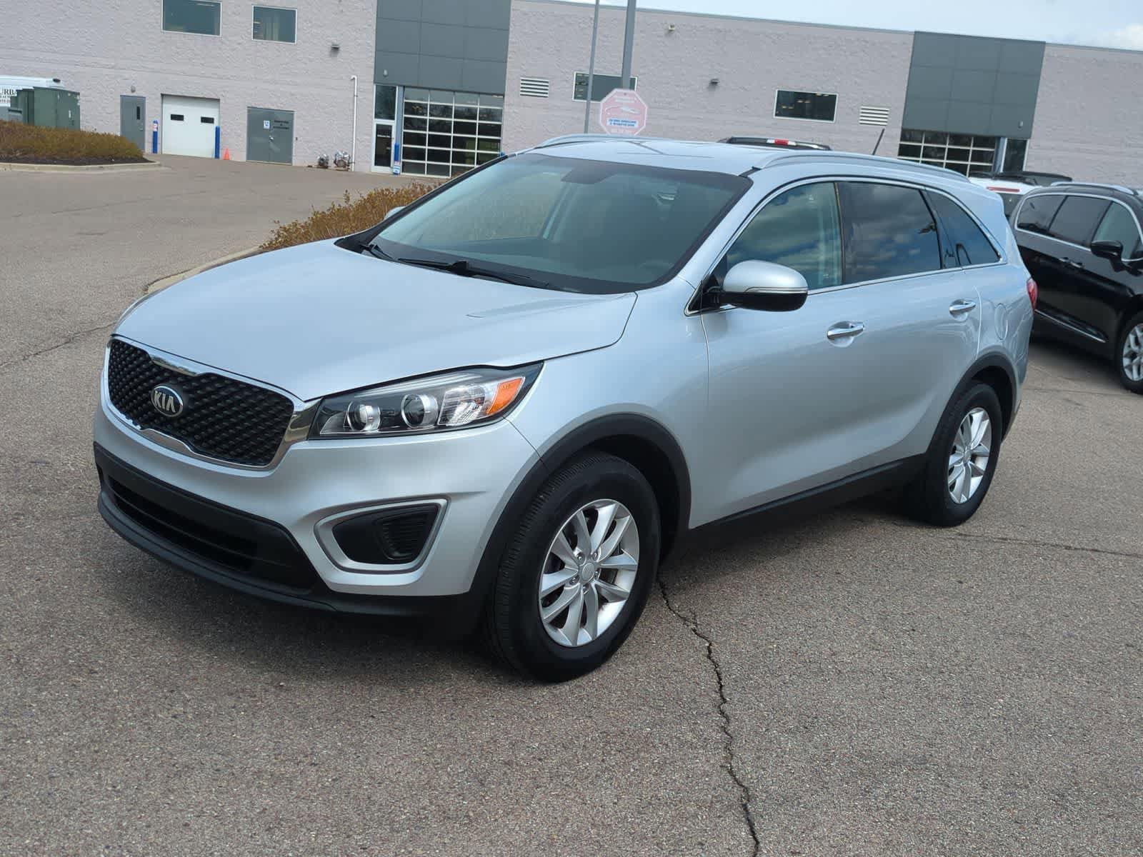 Used 2017 Kia Sorento FWD image 4