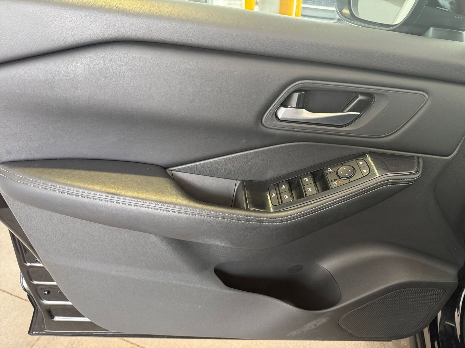 Used 2025 Nissan Rogue SV FWD image 18