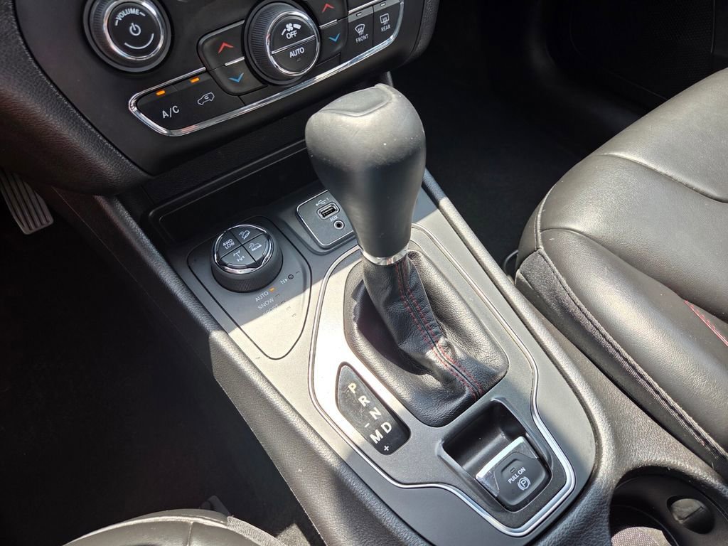 Used 2019 Jeep Cherokee Trailhawk w/ Cold Weather Group AWD/4WD image 27