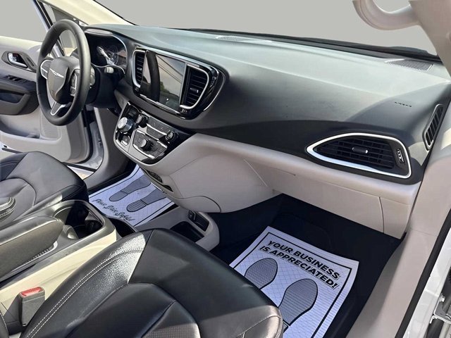 Used 2024 Chrysler Pacifica Touring-L image 35