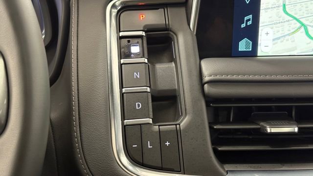 Used 2024 Chevrolet Suburban Z71 w/ Luxury Package AWD/4WD image 41