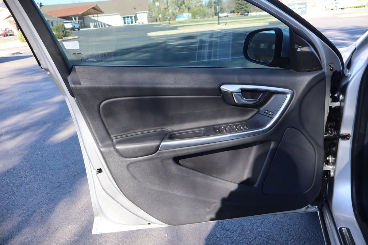 Used 2015 Volvo V60 T5 Platinum image 23