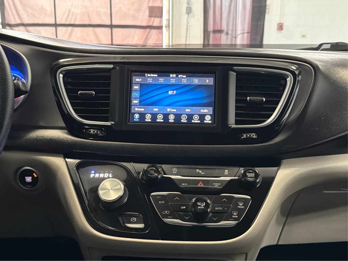 Used 2020 Chrysler Pacifica Touring w/ Tire & Wheel Group FWD image 18