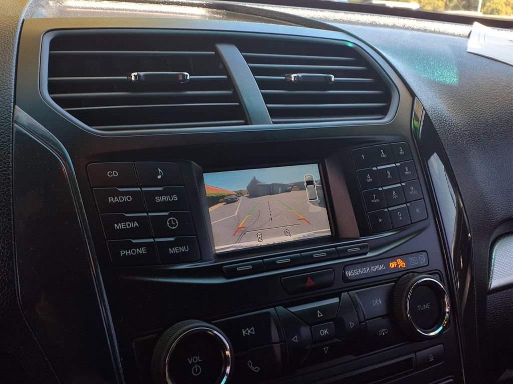 Used 2017 Ford Explorer XLT FWD image 8