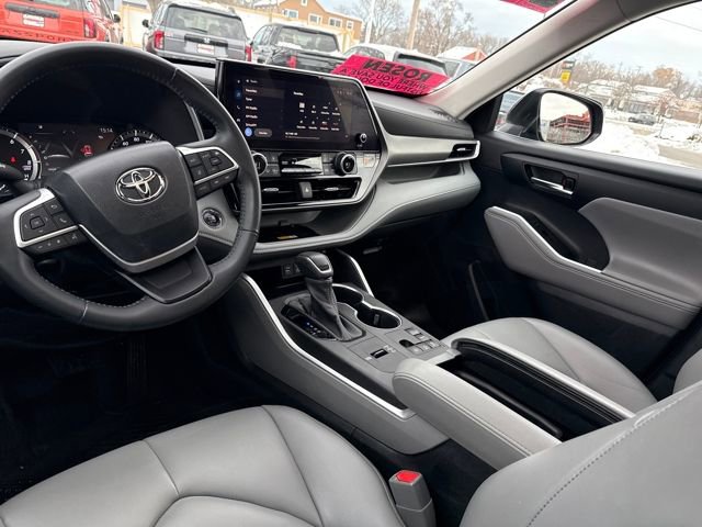 Used 2023 Toyota Highlander L image 27
