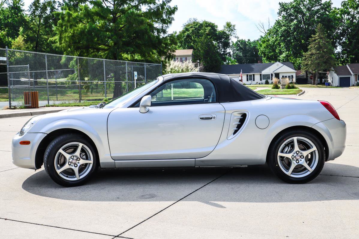 Used 2003 Toyota MR2 RWD image 4